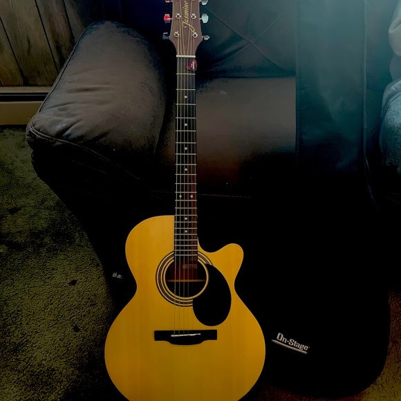 A new Jasmine acoustic guitar with black carry case - Picture 3 of 3